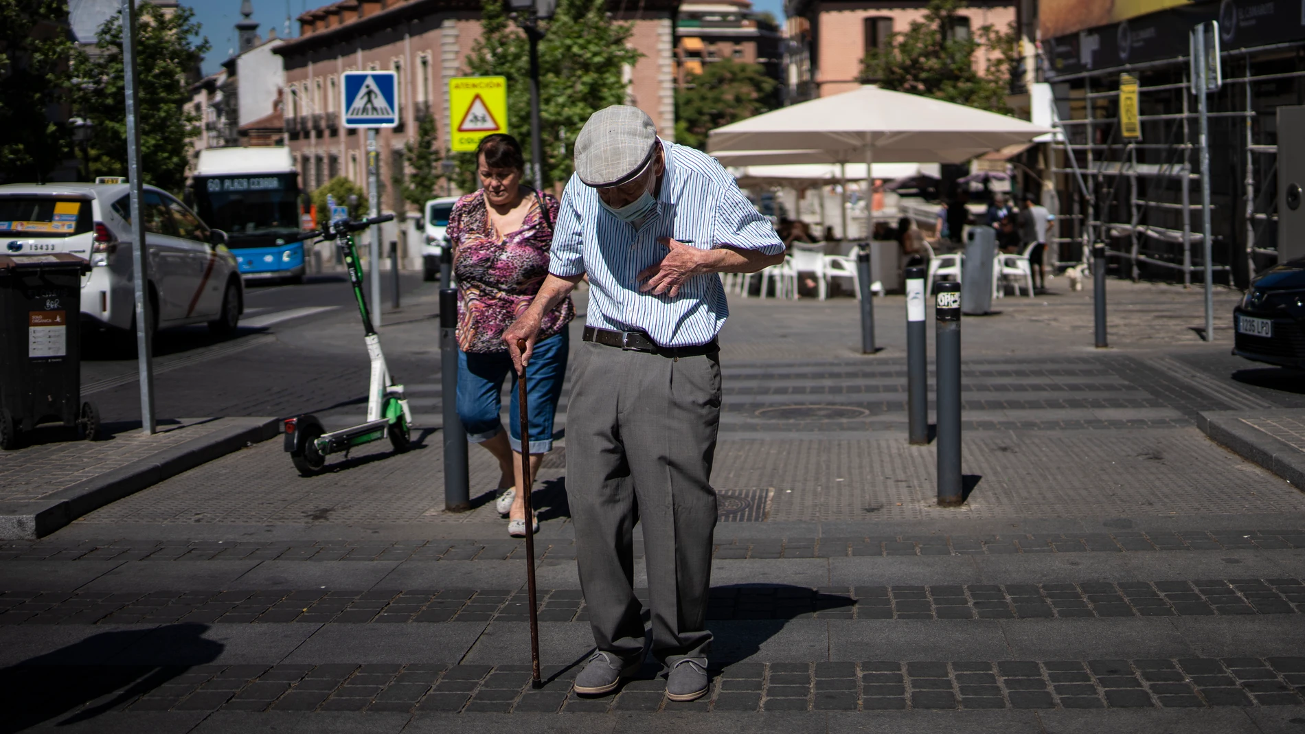 Una persona mayor en el centro de Madrid