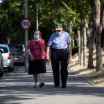 Imagen de una pareja de personas mayores paseando por Madrid