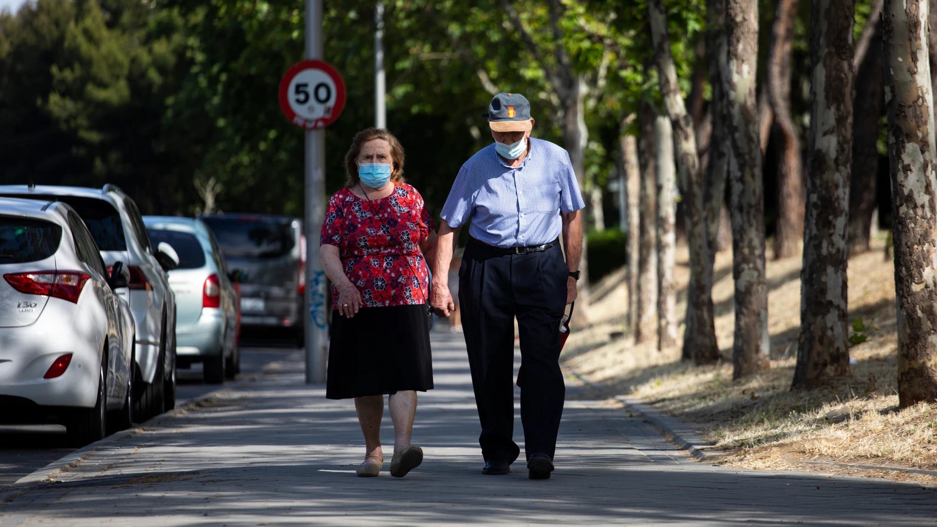 Imagen de una pareja de personas mayores paseando por Madrid