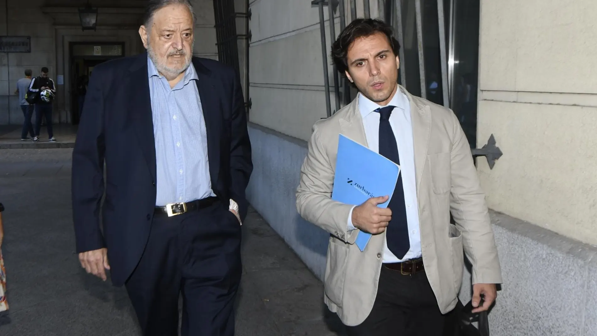 Eduardo Herrera (a la izquierda) llega a la Audiencia Provincial de Sevilla junto a su abogado, este martes por la mañana