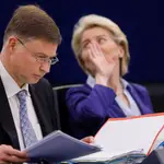 El comisario europeo de Comercio, Valdis Dombrovskis, junto a la presidenta de la Comisión Europea, Ursula von der Leyen, esta semana en Estrasburgo.