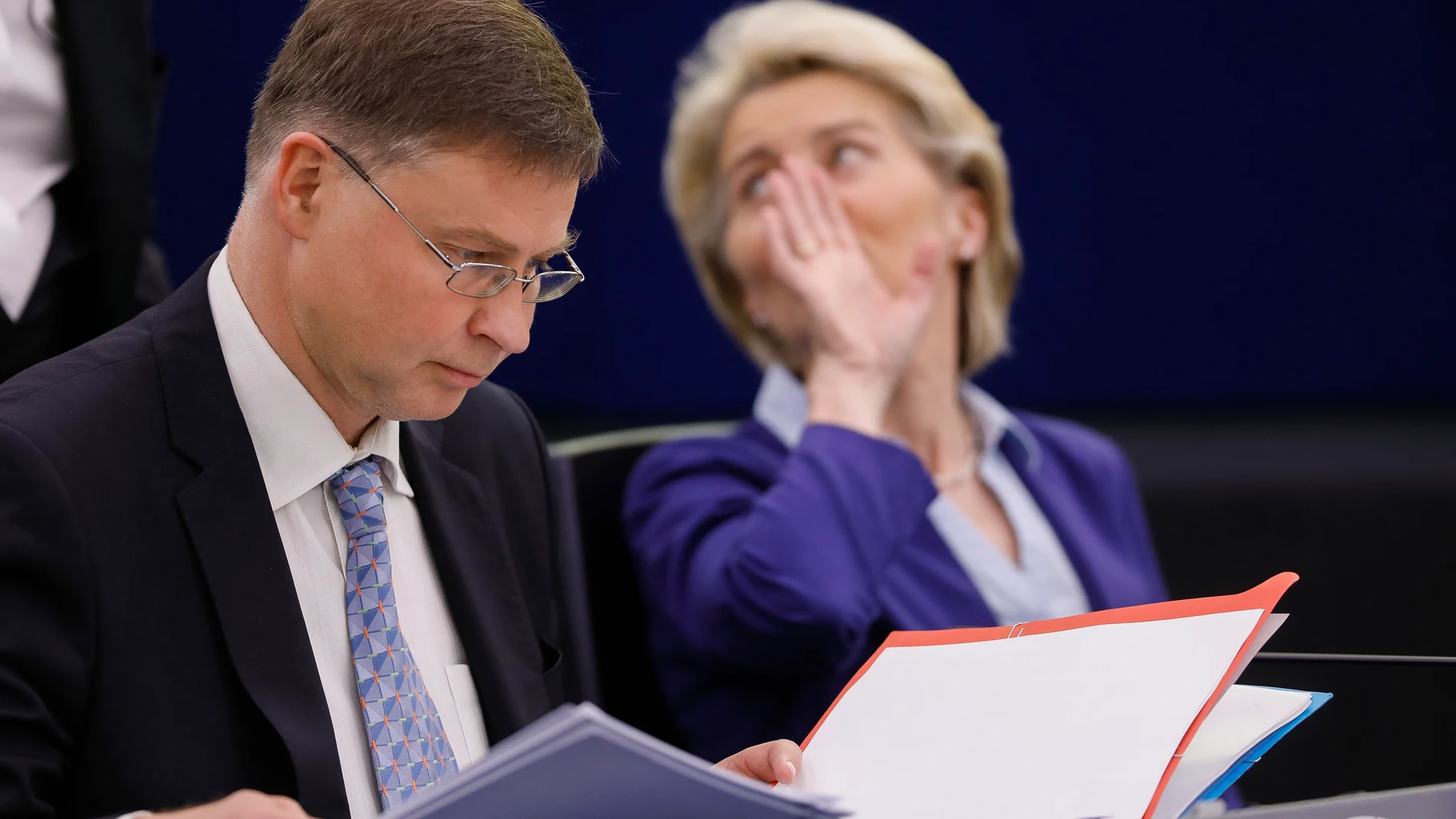 El comisario europeo de Comercio, Valdis Dombrovskis, junto a la presidenta de la Comisión Europea, Ursula von der Leyen, esta semana en Estrasburgo.