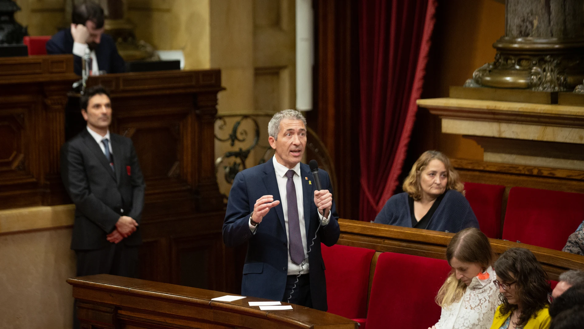 El conseller de Educación, Josep González-Cambray, interviene en una sesión de control, en el Parlament de Cataluña. David Zorrakino / Europa Press