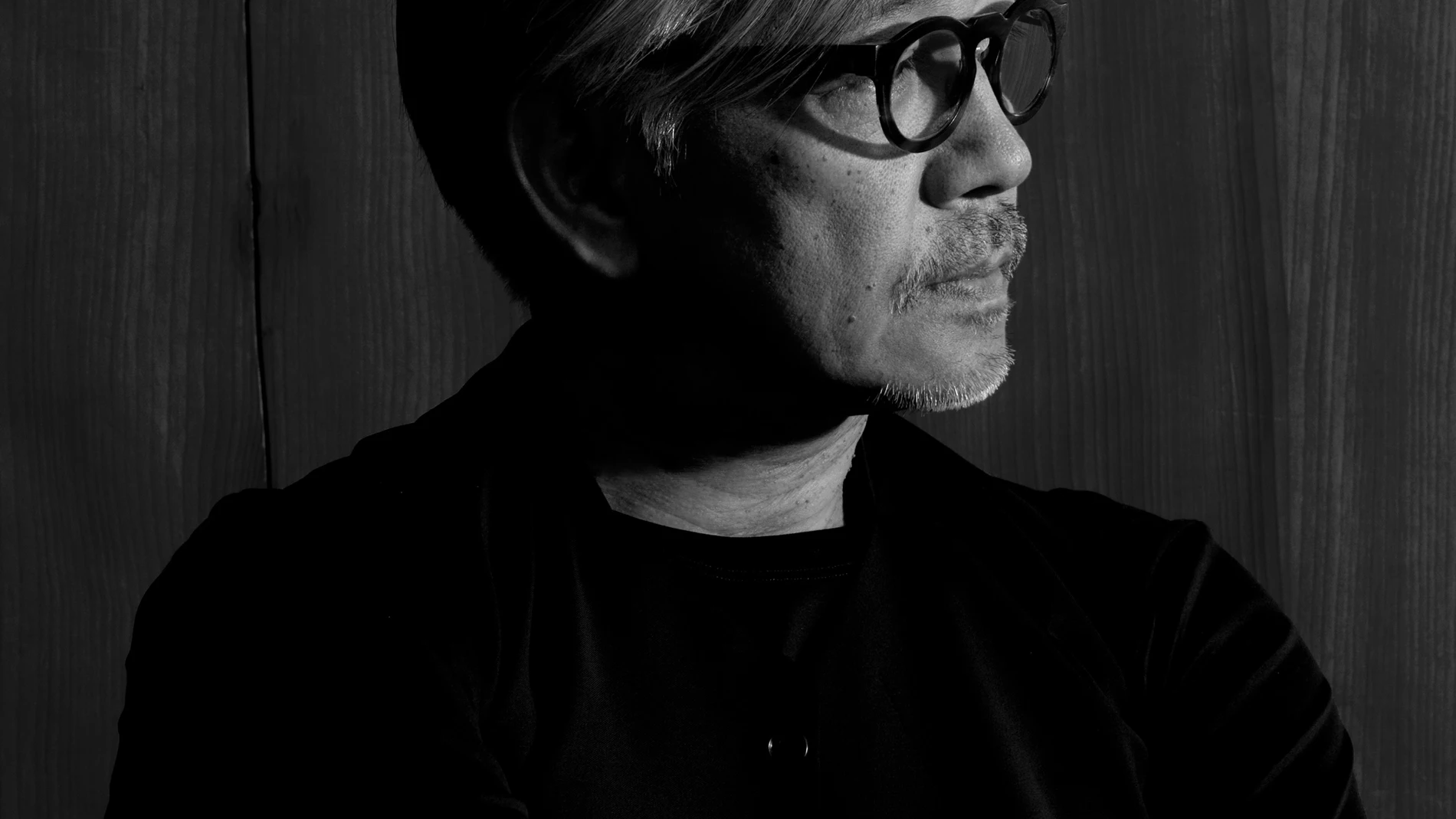 Sakamoto comenzó su carrera en 1978 como miembro de la banda pionera en música electrónica, "Yellow Magic Orchestra"