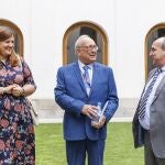 El presidente del Comité Organizador del XI Congreso Mundial del Jamón, Julio Tapiador, junto a la alcaldesa de Segovia, Clara Martín, y representantes de la Junta y la Diputación, inauguran oficialmente esta cita