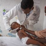 Un médico somalí trata a un niño con síntomas de kwashiorkor, una enfermedad originada por la falta de proteínas.