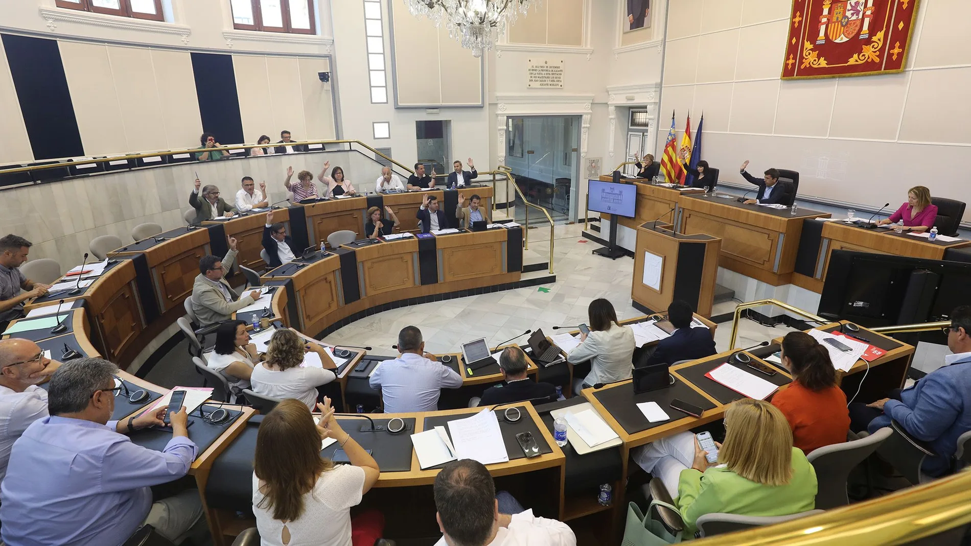 Imagen del Pleno de la Diputación de Alicante, que presidente el popular Carlos Mazón