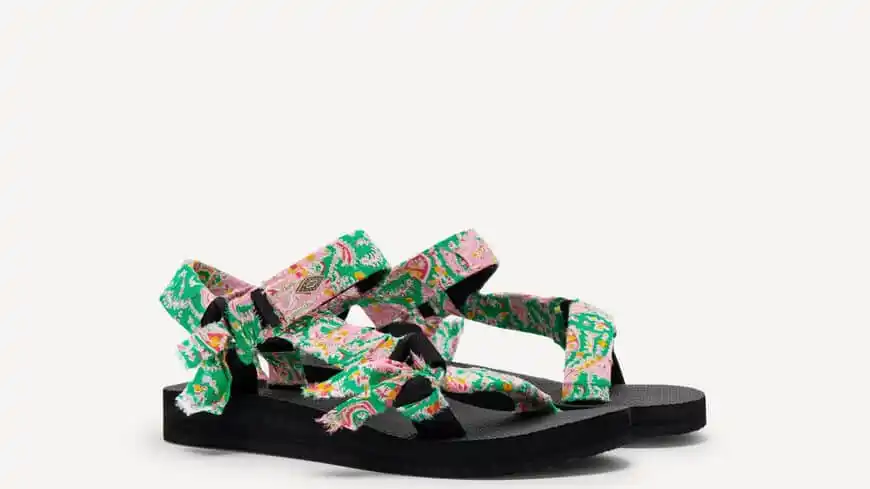 Sandalias de tiras con estampado tropical.