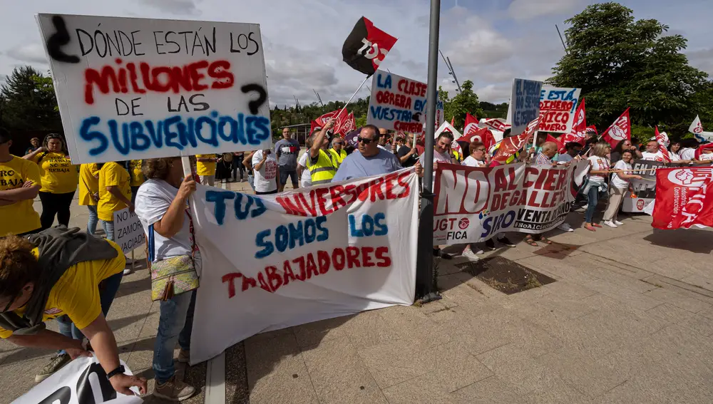 Trabajadores de Siro se manifiestas este miércoles en las puertas de las Cortes para protestar por el anuncio de la empresa de cierre en Valladolid