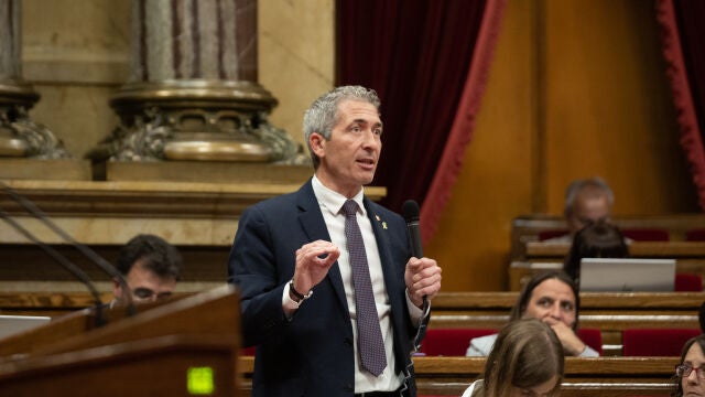 El conseller de Educación, Josep González-Cambray, interviene en una sesión de control, en el Parlament de Cataluña, a 8 de junio de 202.David Zorrakino / Europa Press