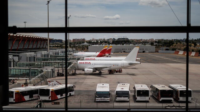 Varios aviones de Iberia en la pista de la Terminal 4 del aeropuerto Adolfo Suárez Madrid-Barajas