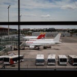 Varios aviones de Iberia en la pista de la Terminal 4 del aeropuerto Adolfo Suárez Madrid-Barajas