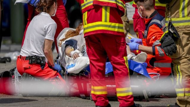Sanitarios atienden a una de las personas heridas en el atropello múltiple en Berlín