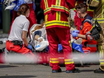 Sanitarios atienden a una de las personas heridas en el atropello múltiple en Berlín