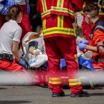 Sanitarios atienden a una de las personas heridas en el atropello múltiple en Berlín