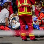 Sanitarios atienden a una de las personas heridas en el atropello múltiple en Berlín