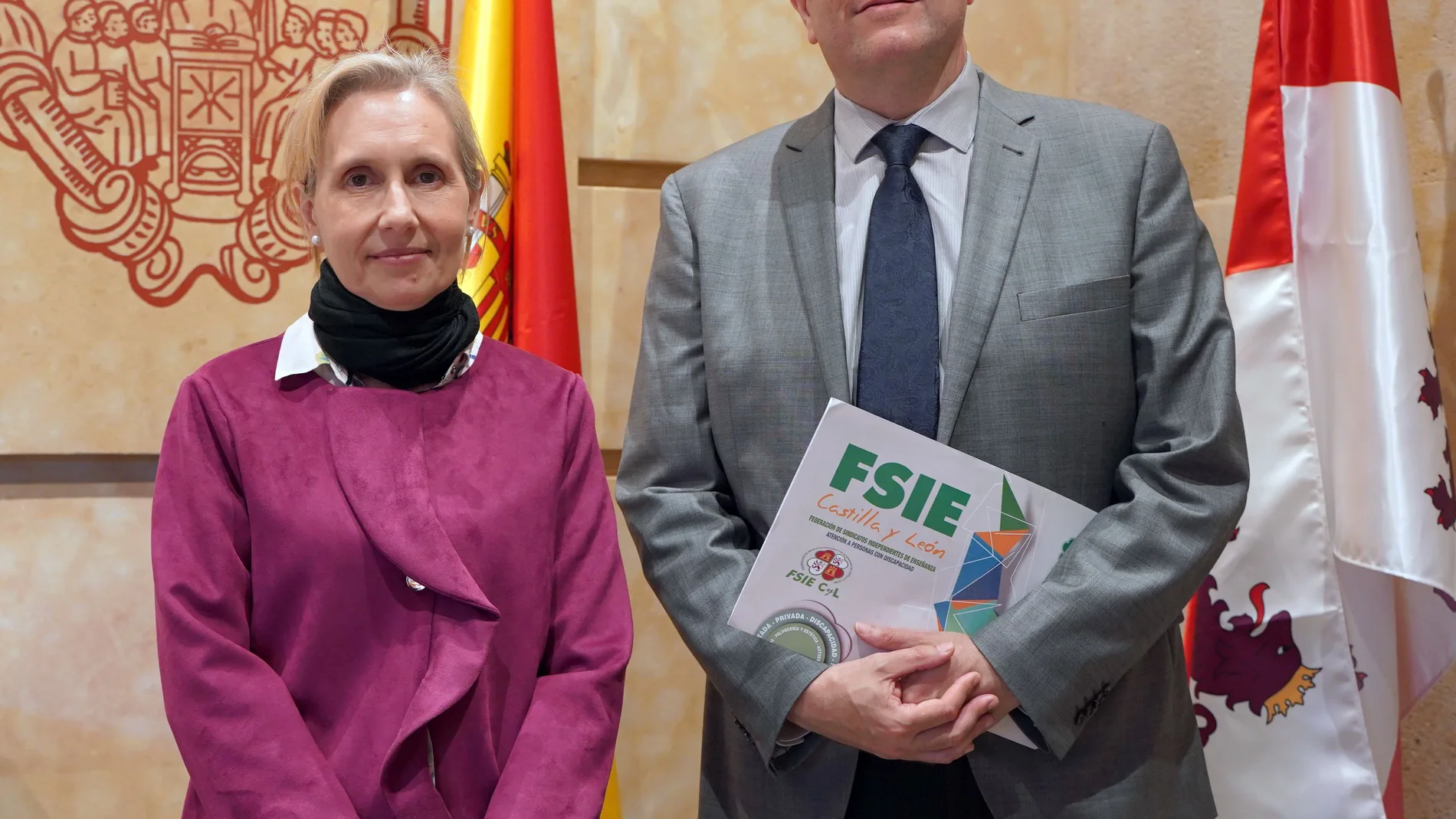 La rectora de la Universidad Pontificia de Salamanca (UPSA), Mirian de las Mercedes Cortés Diéguez, y el secretario autonómico de FSIE, Ángel Arias Sastre, suscriben el acuerdo