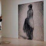 Una visitante fotografía un dibujo ampliado de Seurat en el Museo Guggenheim de Bilbao