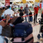 Varias personas con maletas hacen cola en la Terminal 4 del Aeropuerto Adolfo Suárez Madrid-Barajas, a 8 de junio de 2022, en Madrid, (España)
