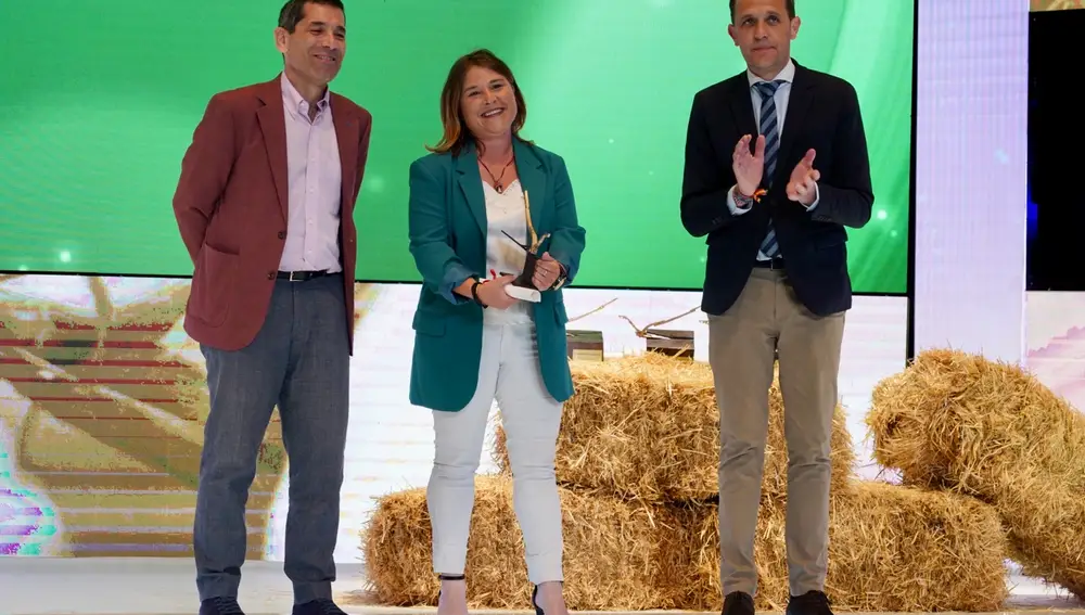 Conrado Íscar hace entrega de uno de los premios