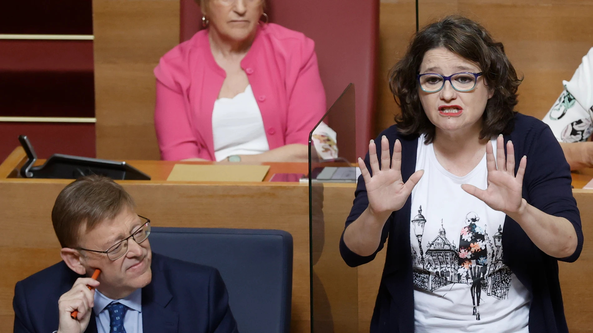 La vicepresidenta y Portavoz de la Generalitat Valenciana, Mónica Oltra,en la imagen, junto al presidente Puig, interviene durante la sesión de control en Les Corts
