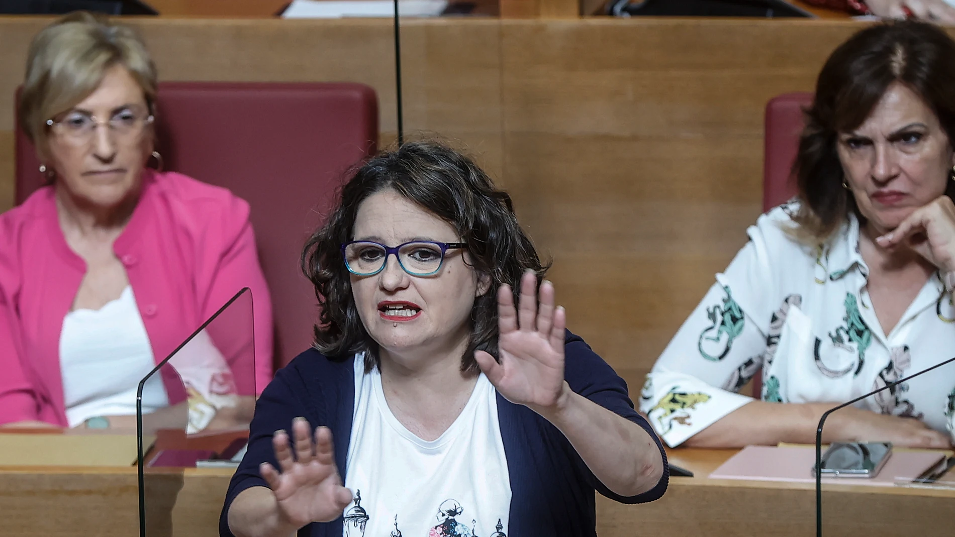La vicepresidenta y consellera de Políticas Inclusivas de la Generalitat, Mónica Oltra, interviene durante una sesión de control ordinaria en las Cortes Valencianas