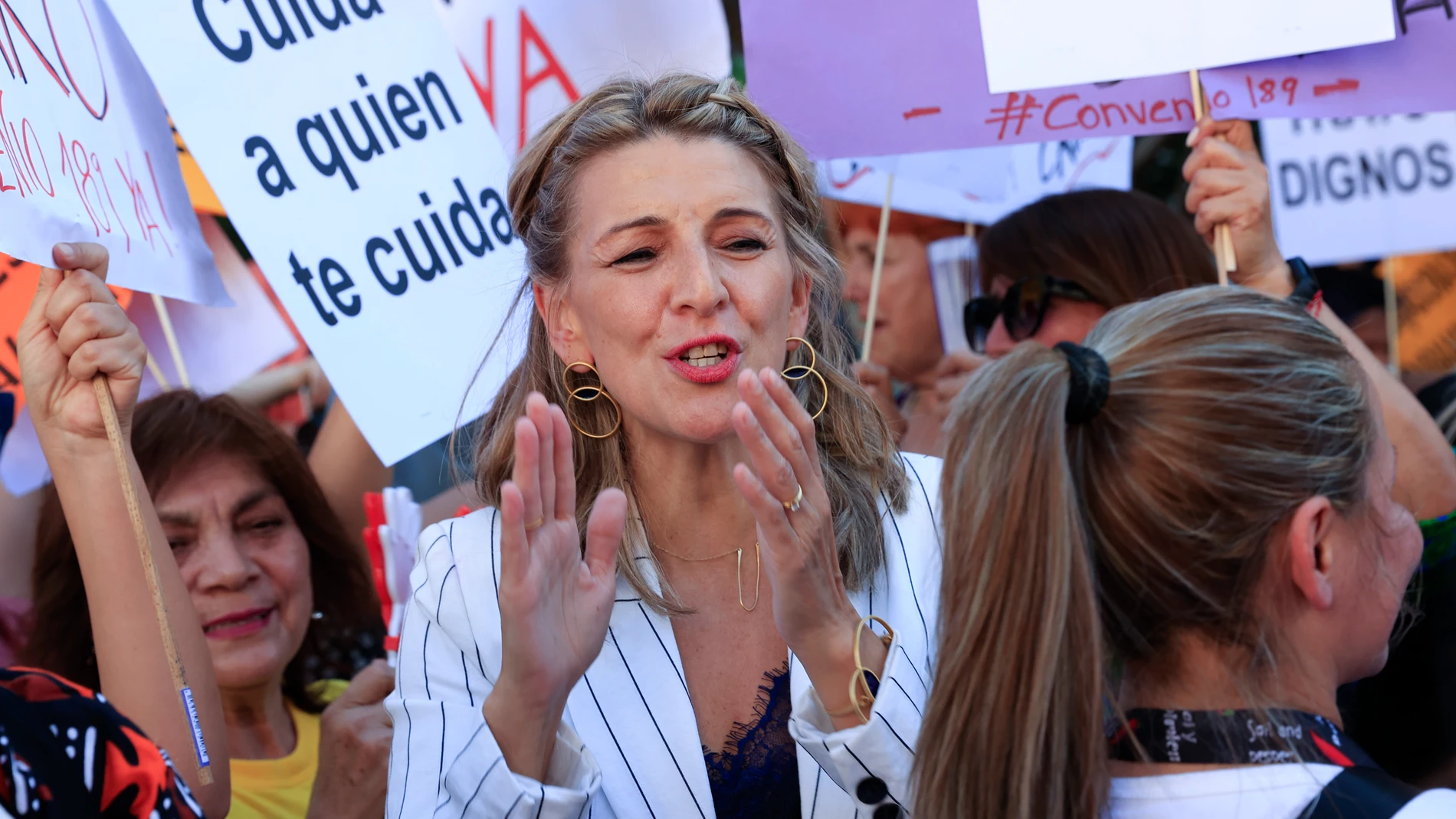 La vicepresidenta segunda del Gobierno y ministra de Trabajo y Economía Social, Yolanda Díaz (c), asiste a la concentración convocada este jueves en Madrid por los colectivos de trabajadoras del hogar