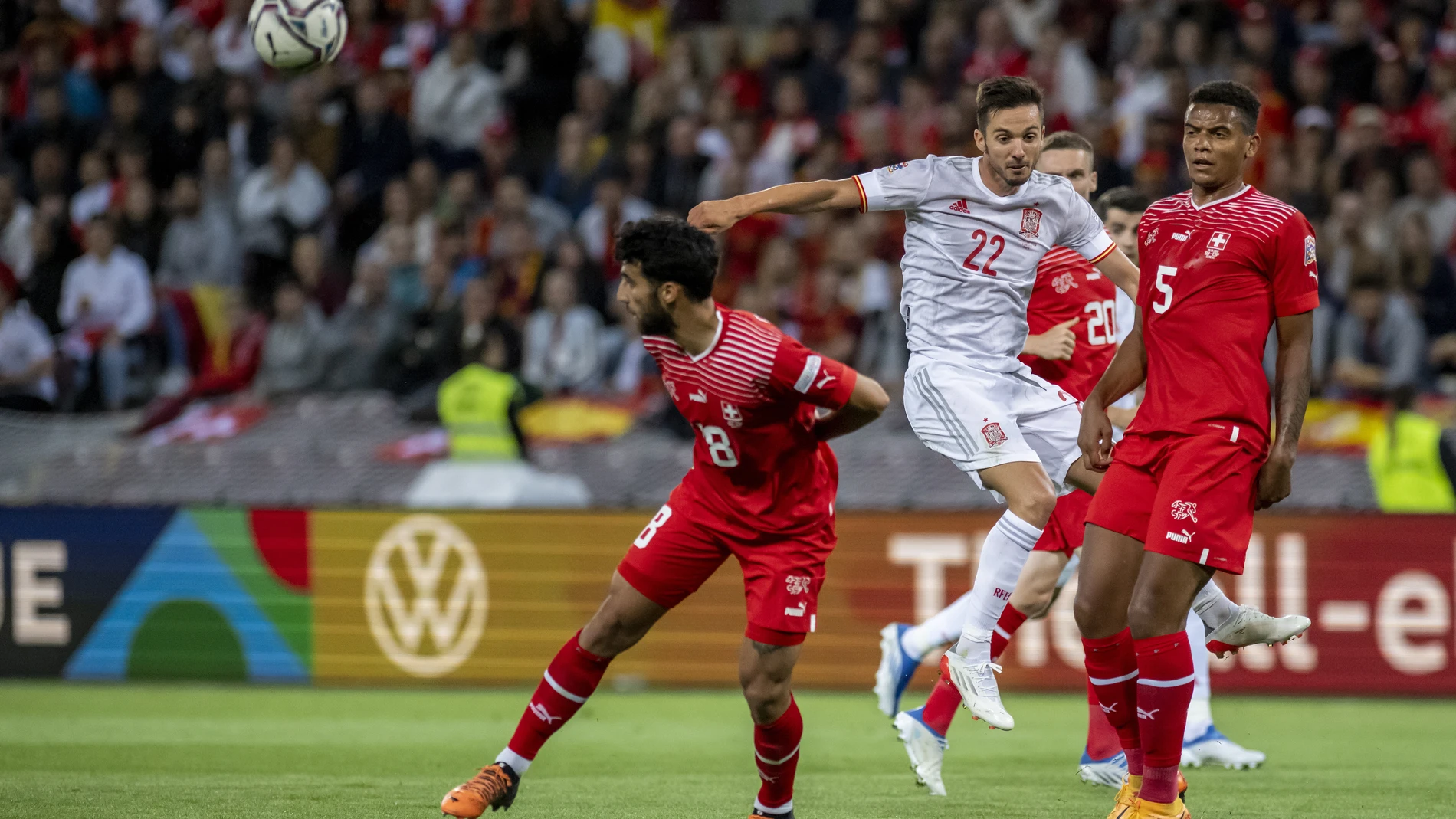 Sarabia, autor del gol de la victoria, intenta rematar en el Suiza - España