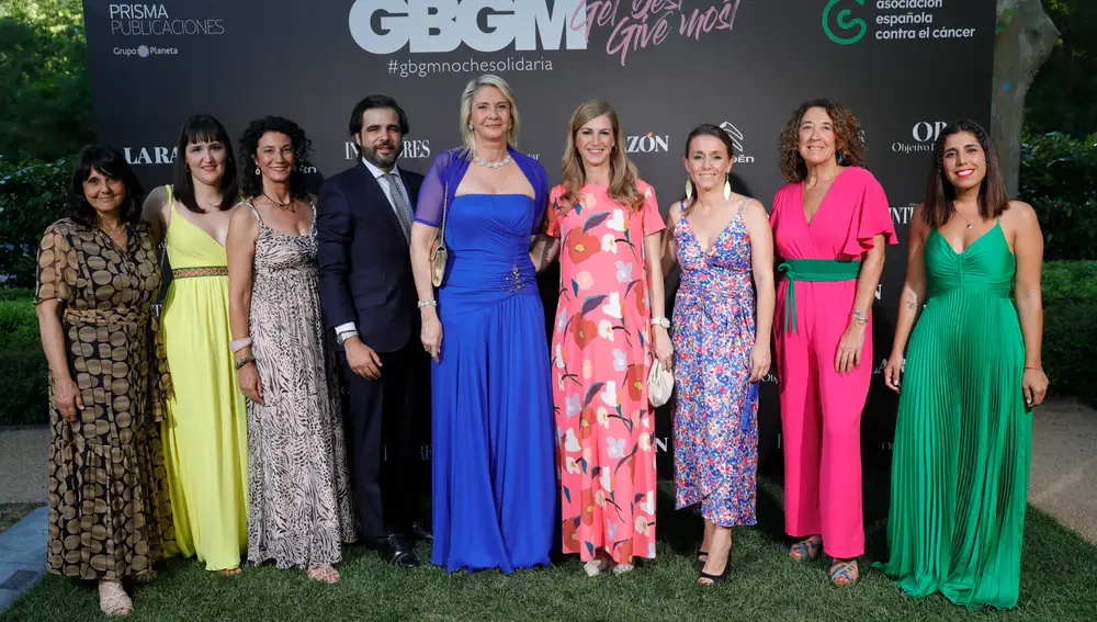 Gala GBGM contra el Cáncer. De izda. a dcha.: Nuria Sancho, Alba Martín, María del Carmen Velasco, Pepe Martín, Laura Falcó, Laura Moreno, Teresa Lechuga, Roger Balada y Rocío Ibichian, del Grupo Prisma.