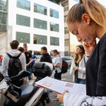 Una joven repasa apuntes ante la universidad dónde se realizarán pruebas de selectividad .EFE/Luis Tejido