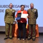 María del Rosario Sáez Yuguero recibe la distinción "Leal a las Fuerzas Armadas en Ávila"