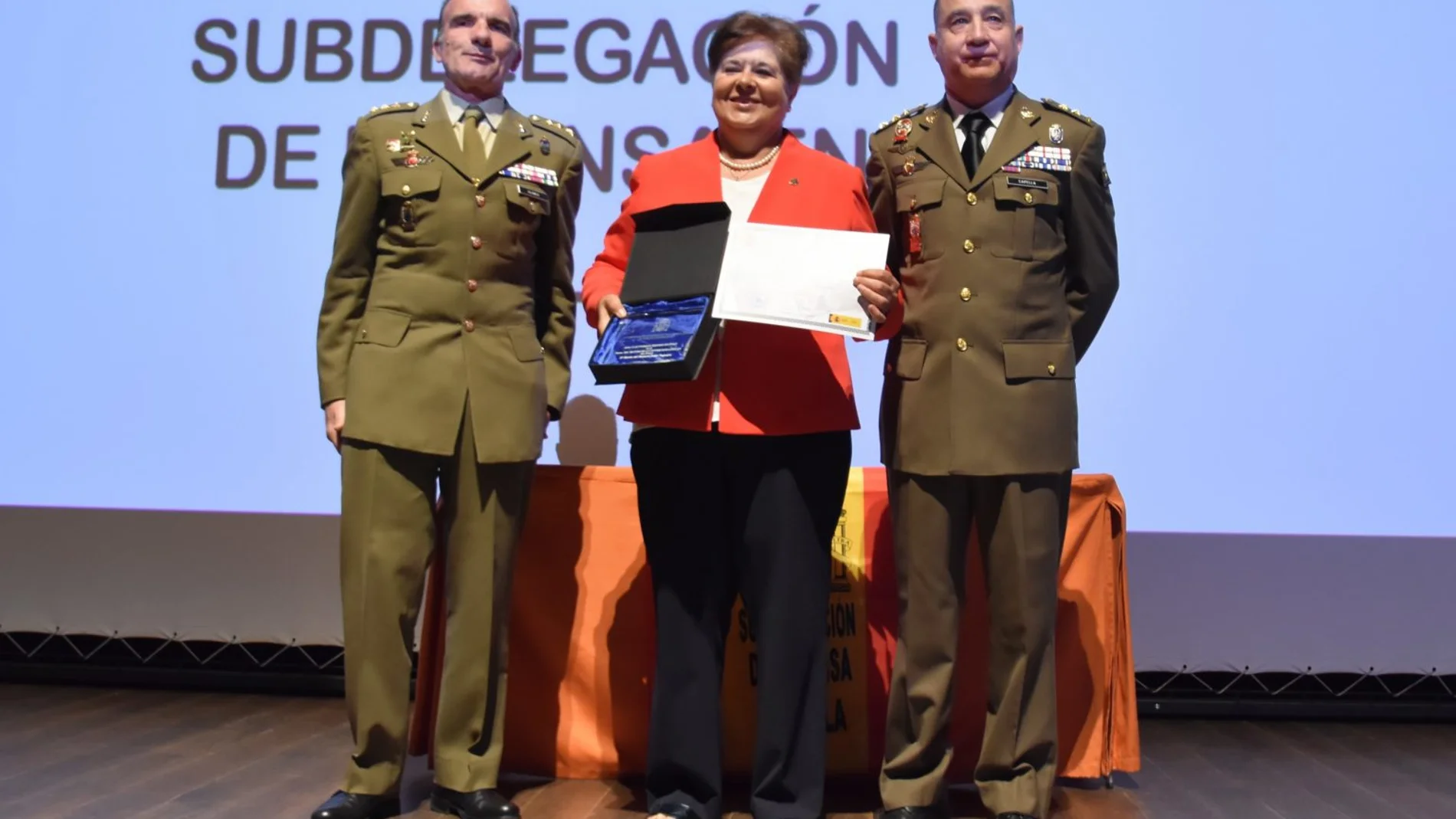 María del Rosario Sáez Yuguero recibe la distinción "Leal a las Fuerzas Armadas en Ávila"