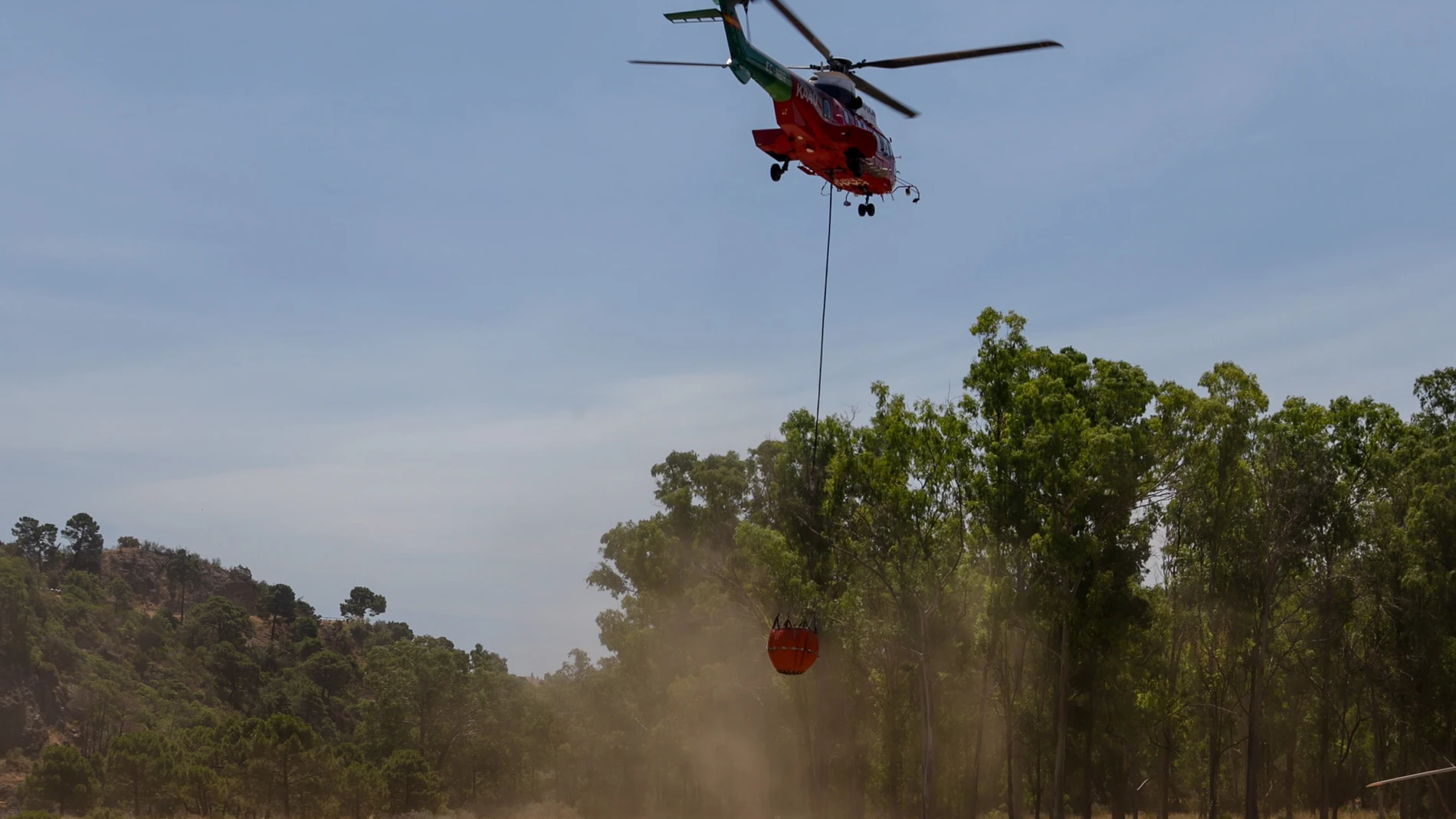 Los bomberos trabajan en apagar un nuevo incendio forestal. bÁlex Zea / Europa Press