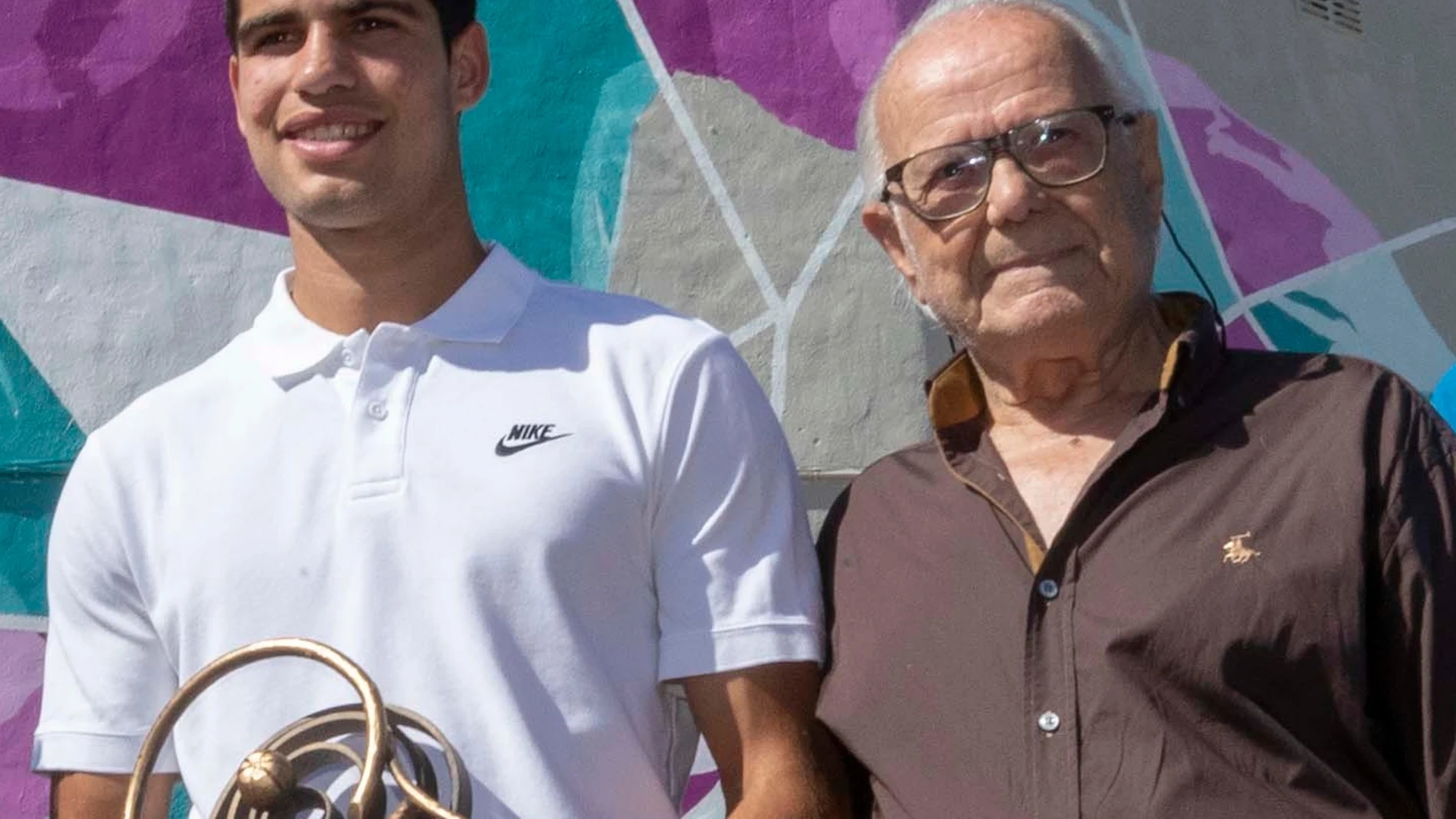 Carlos Alcaraz, junto a su abuelo.
