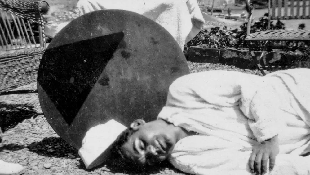 Federico García Lorca jugando a hacerse el muerto en Cadaqués, fotografiado por Anna Maria Dalí