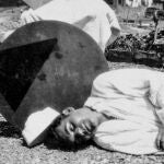 Federico García Lorca jugando a hacerse el muerto en Cadaqués, fotografiado por Anna Maria Dalí