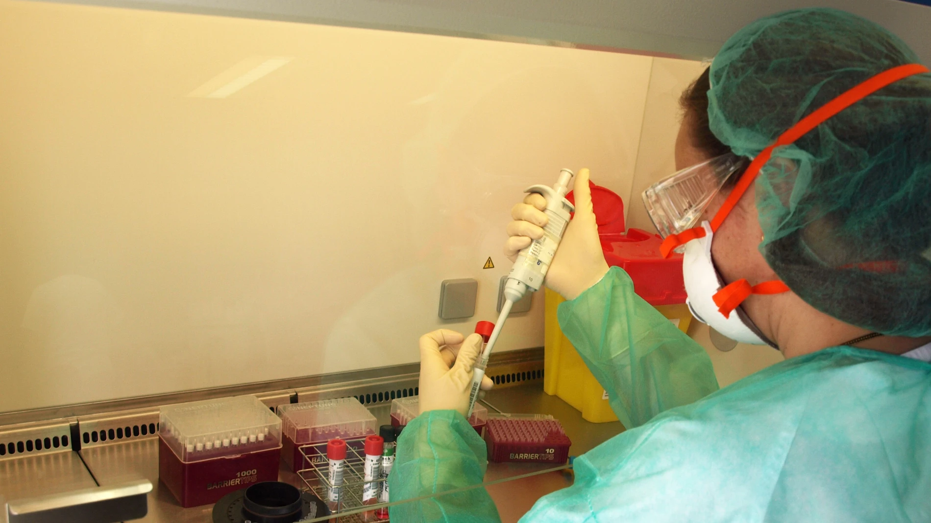 Una tecnico de laboratiorio del Hospital General de Valencia, centro de referencia en la región para la detección del virus de la viruela del mono