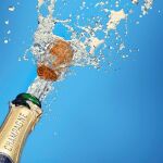 Al descorchar una botella de champán, el gas sale más rápido que el sonido y produce ondas de choque