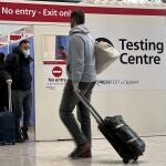 Los viajeros internacionales que vuelan a Estados Unidos están obligados a presentar una prueba de coronavirus negativa tomada el día anterior a su vuelo de salida al país norteamericano.