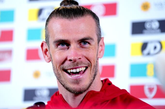 Gareth Bale habló ante los medios desde la concentración de Gales