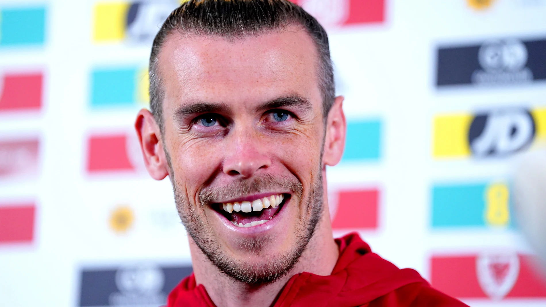 Gareth Bale habló ante los medios desde la concentración de Gales