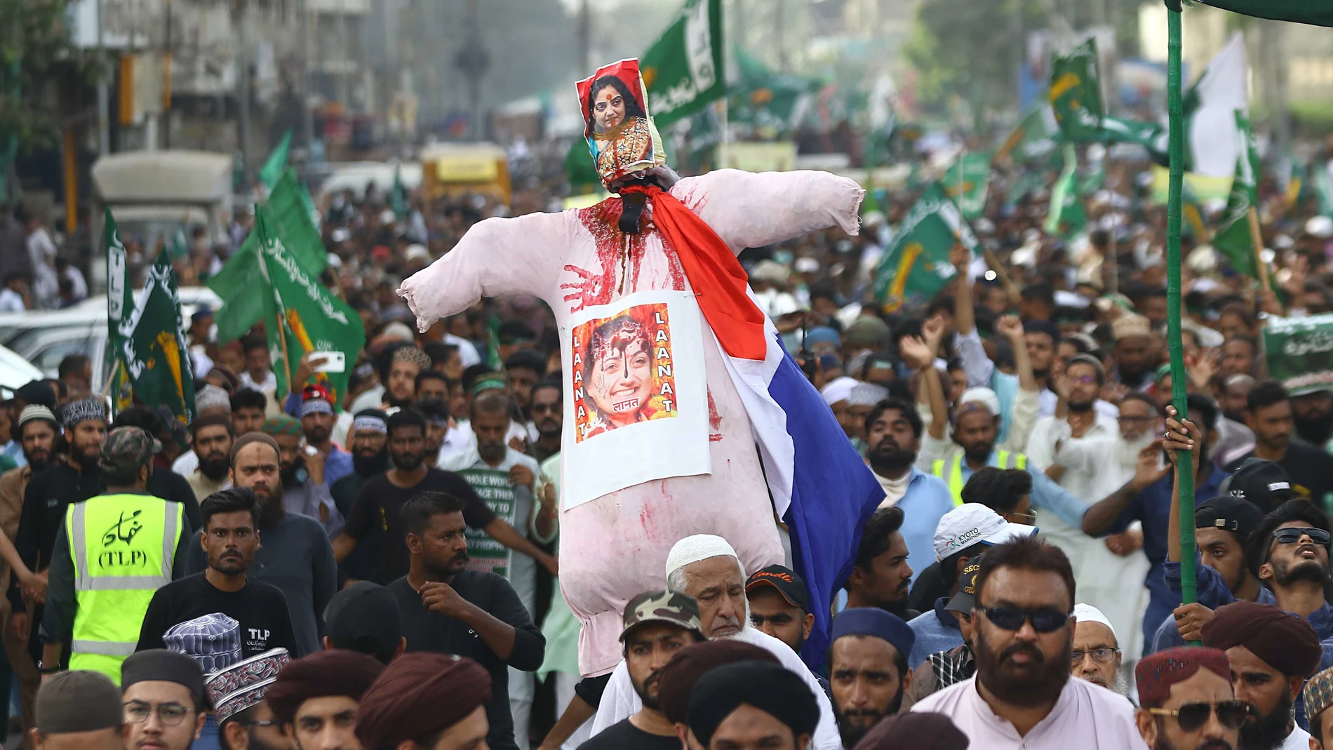 Partidarios del partido político islámico Tehreek-e-Labbaik Pakistan (TLP) sostienen una efigie de la ex portavoz del Partido Bharatiya Janata de India, Nupur Sharma, durante una protesta en Karachi EFE/EPA/SHAHZAIB AKBER