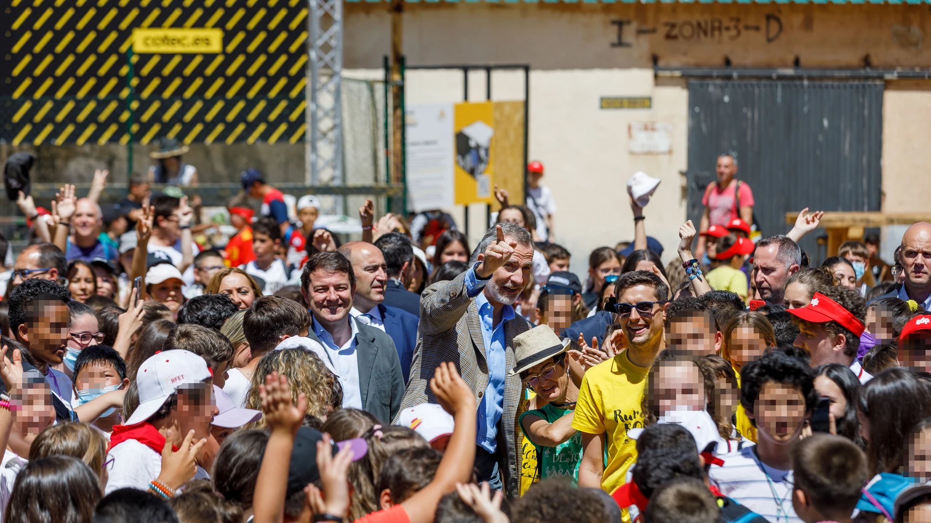 El presidente de la Junta de Castilla y León, Alfonso Fernández Mañueco y el Rey Felipe VI saludan a los niños a su llegada a la presentación del festival de la innovación de Cotec Imperdible05 sobre la innovación de la España rural y contra la despoblación
