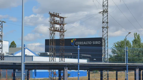 VENTA DE BAÑOS (PALENCIA).- Exterior de los centros de trabajo de Cerealto Siro en Venta de Baños. Los comités de empresa de Cerealto Siro en Castilla y León han alcanzado esta madrugada un principio de acuerdo con el Ministerio de Industria y los fondos de inversión Davidson Kempner y Afendis sobre el plan de competitividad de la compañía en todas las plantas de la Comunidad, que cuentan con 1.700 trabajadores. El acuerdo se ha producido sobre las tres de la madrugada de este viernes durante la reunión con la ministra de Industria, Reyes Maroto, y el director general de Industria, Galo Gutiérrez, en la que también ha estado presente la delegada del Gobierno en Castilla y León, Virginia Barcones, y los fondos de inversión, que se ha celebrado en el Ministerio ya empezada la noche, han informado a EFE los comités de empresa.- EFE/ Almudena Álvarez