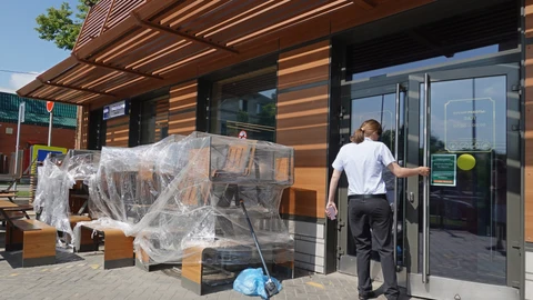 El personal de un antiguo local de McDonald's prepara un restaurante para su reapertura bajo una nueva marca en Podolsk, a las afueras de Moscú