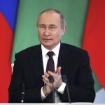 Vladimir Putin atiende a los medios de comunicación después de reunirse en Moscú con el presidente de Turkmenistán Serdar Berdimuhamedow