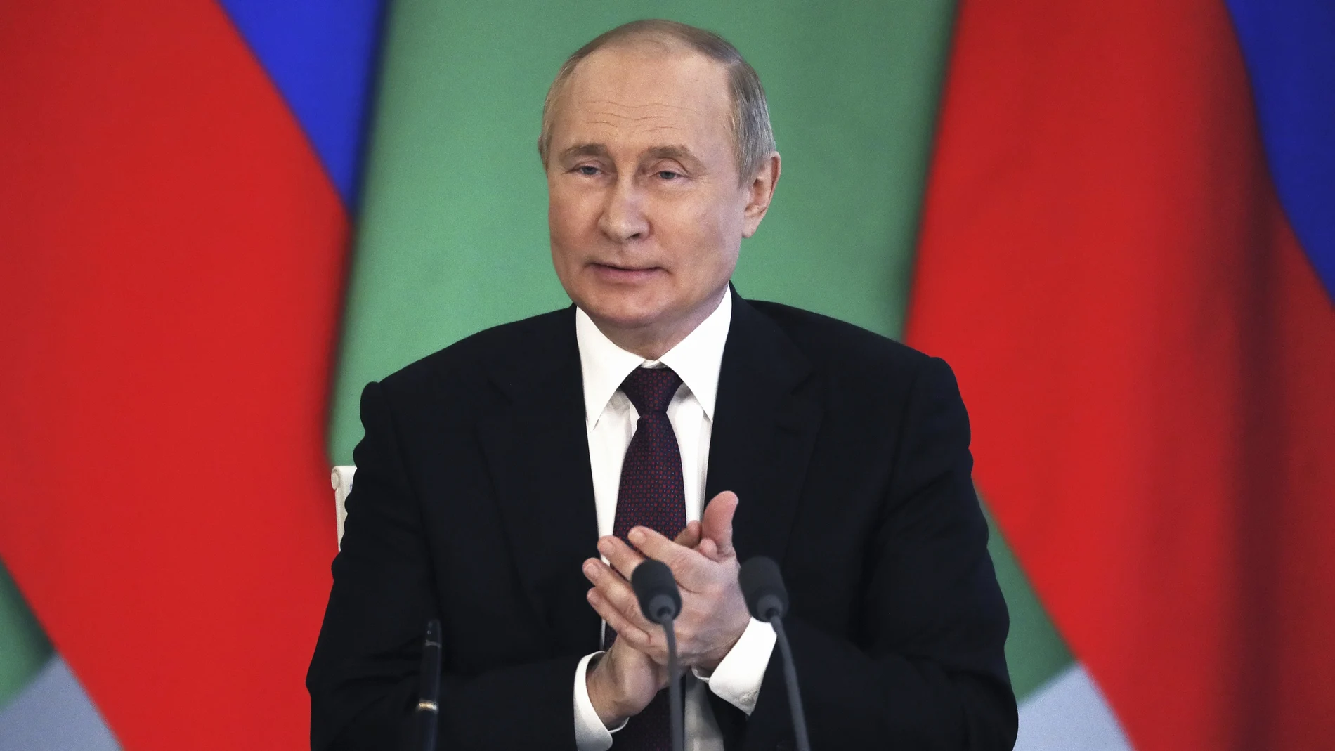 Vladimir Putin atiende a los medios de comunicación después de reunirse en Moscú con el presidente de Turkmenistán Serdar Berdimuhamedow