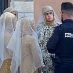 Integrantes de 'Yeguada Latinoamericana' junto a agentes de la Policía Nacional.