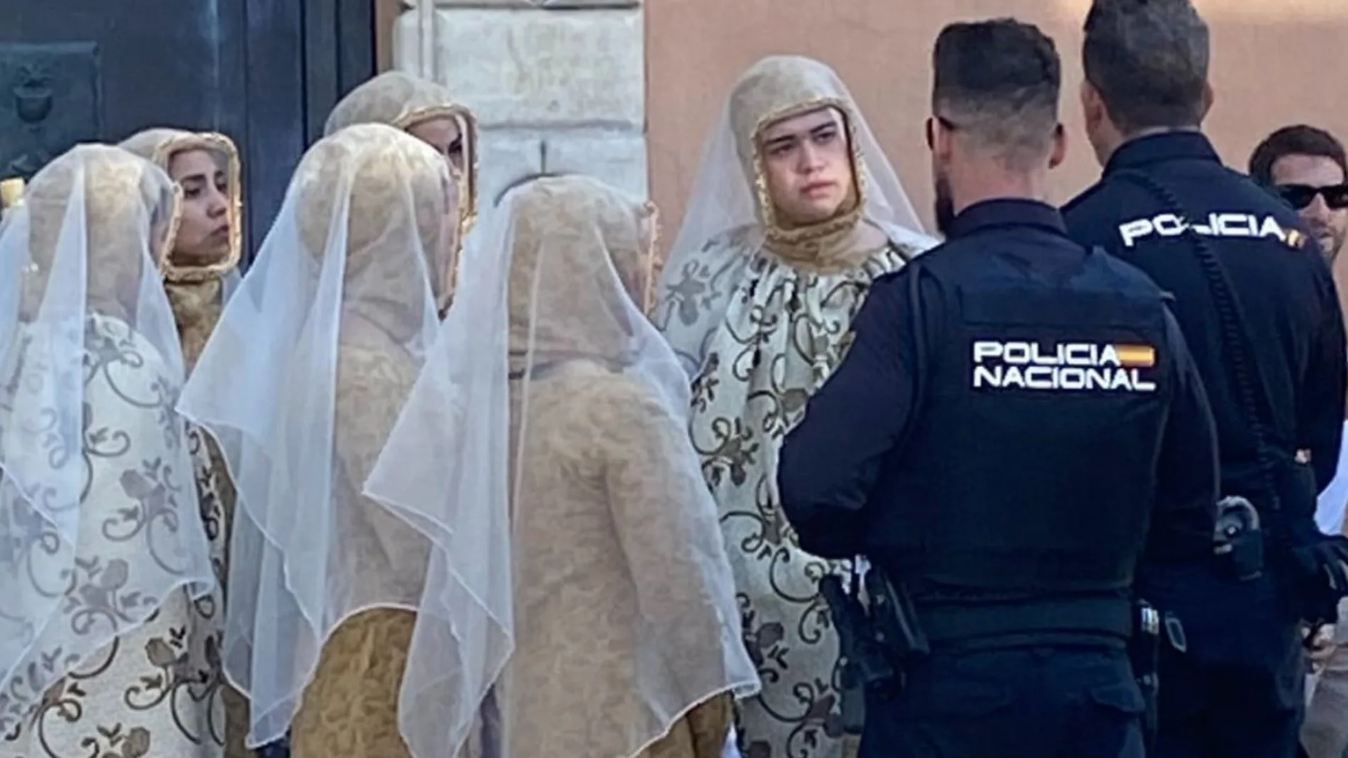 Integrantes de 'Yeguada Latinoamericana' junto a agentes de la Policía Nacional.