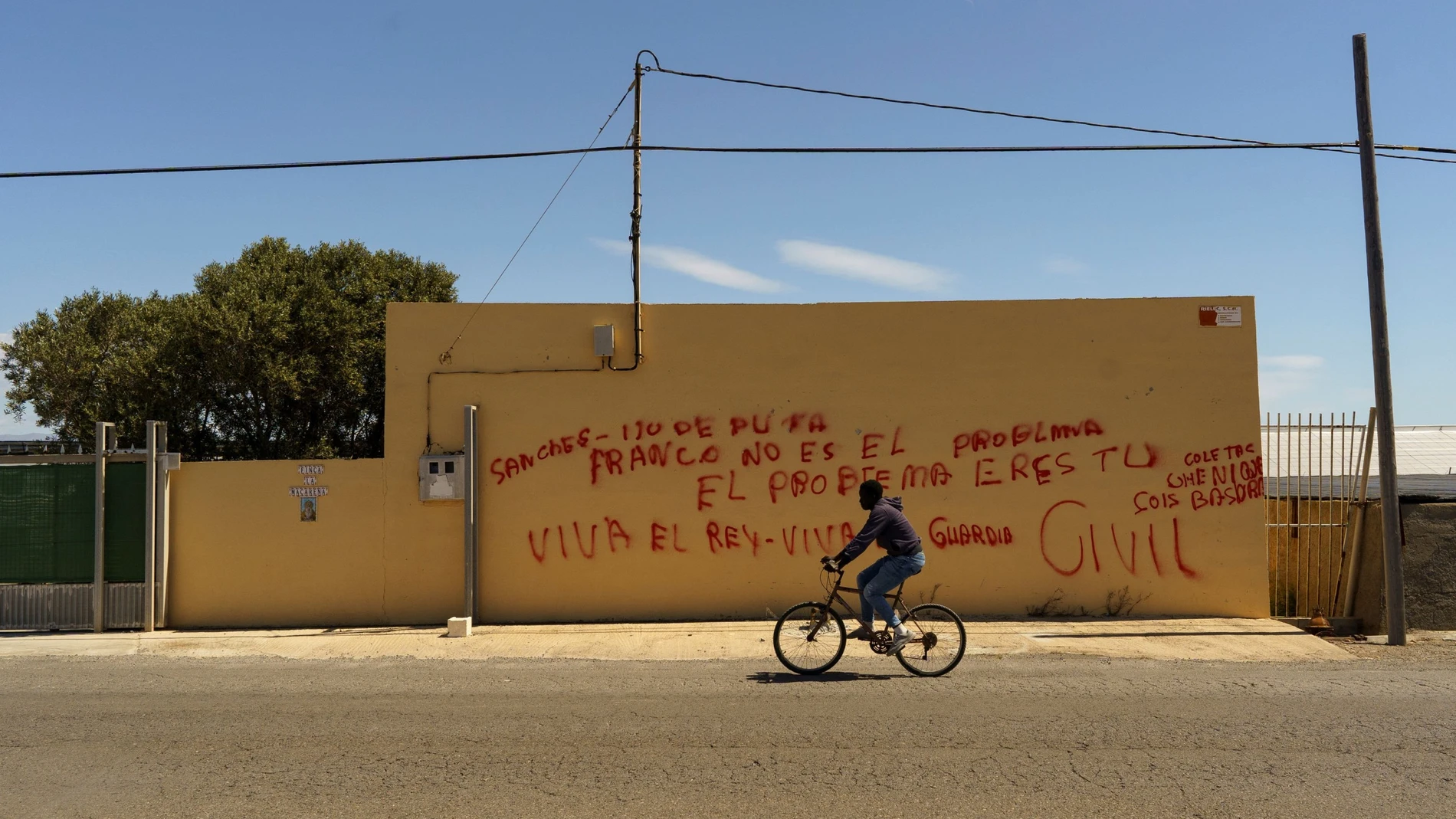 Un joven pasa ante una pintada en contra de Pedro Sánchez . REUTERS/Juan Medina